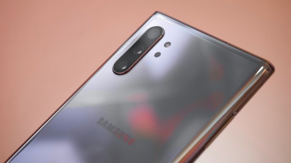 Comment activer et personnaliser les raccourcis gestuels sur un Samsung Galaxy Note 10 Plus ?